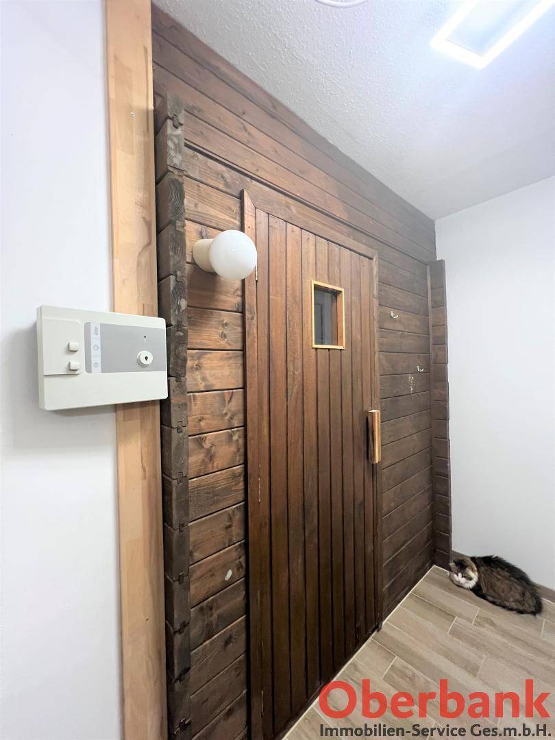 Private Sauna mit Holztäfelung, bereit für entspannende Wellness-Momente zu Hause.