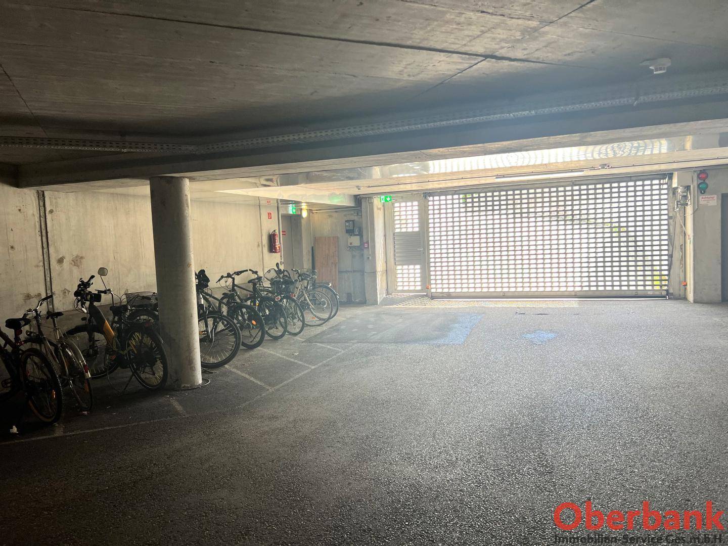 Fahrradabstellbereich in der Tiefgarage mit sicheren Stellplätzen und Rolltor.