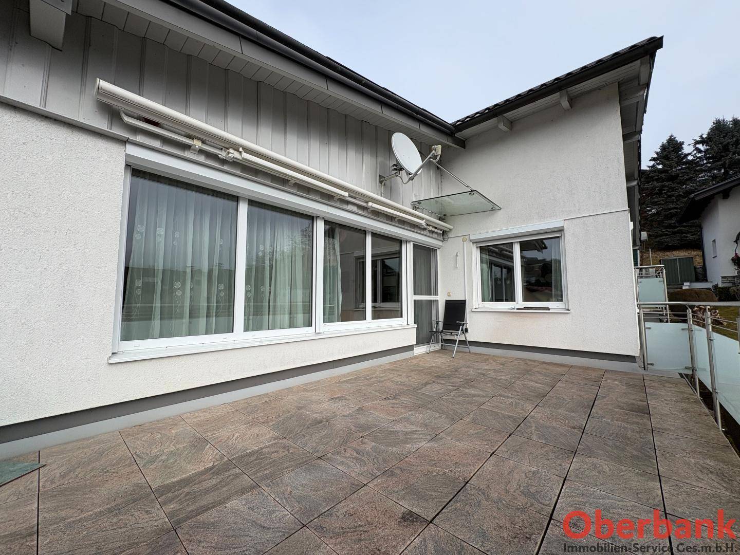 Geräumige Terrasse mit Zugang vom Haus, ideal für Outdoor-Aktivitäten.