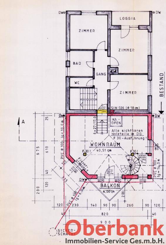 Grundriss des Obergeschosses mit Wohnraum, Balkon, Loggia und mehreren Zimmern.