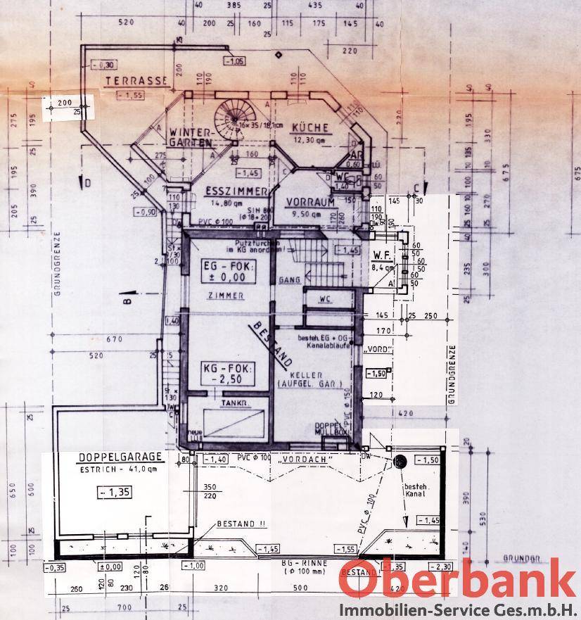Grundriss des Erdgeschosses mit Terrasse, Wintergarten, Küche und Doppelgarage.
