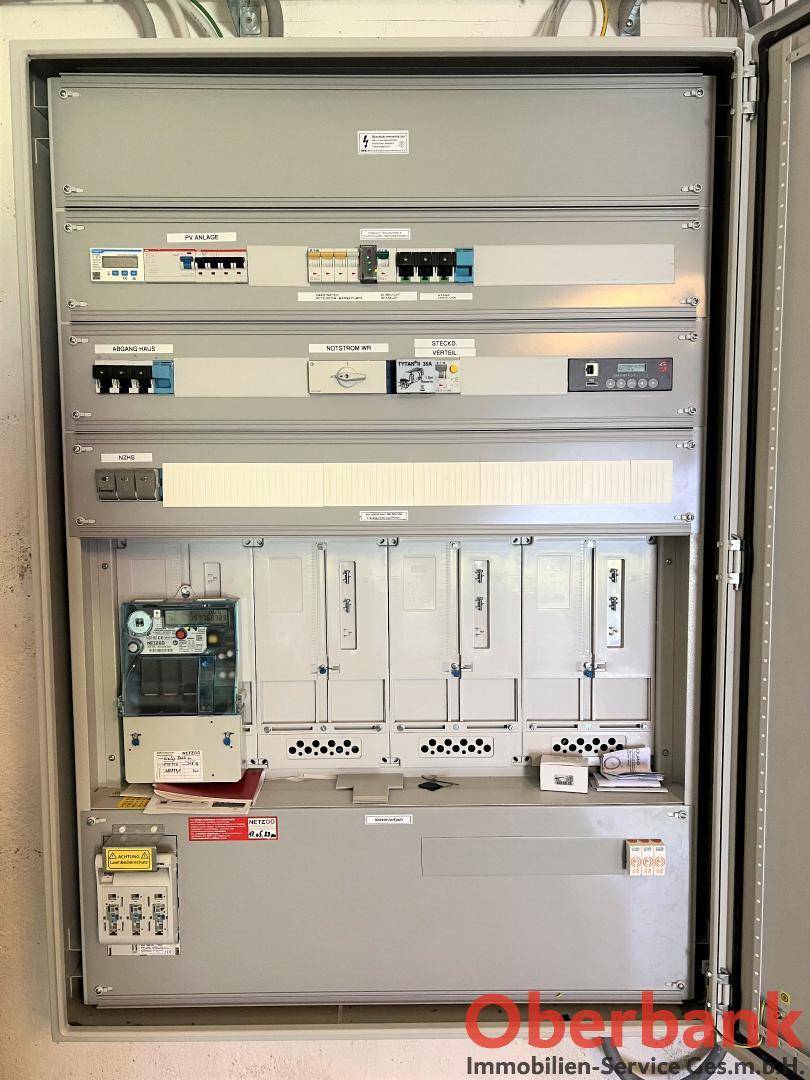Detailansicht eines großen elektrischen Sicherungskastens mit verschiedenen Schaltern und Anzeigen für die Stromversorgung.