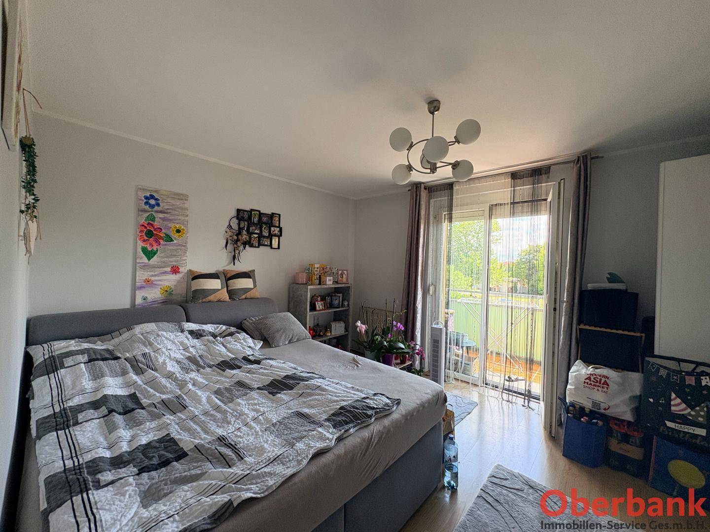 Schlafzimmer mit großem Bett und direktem Zugang zu einem Balkon für frische Luft.