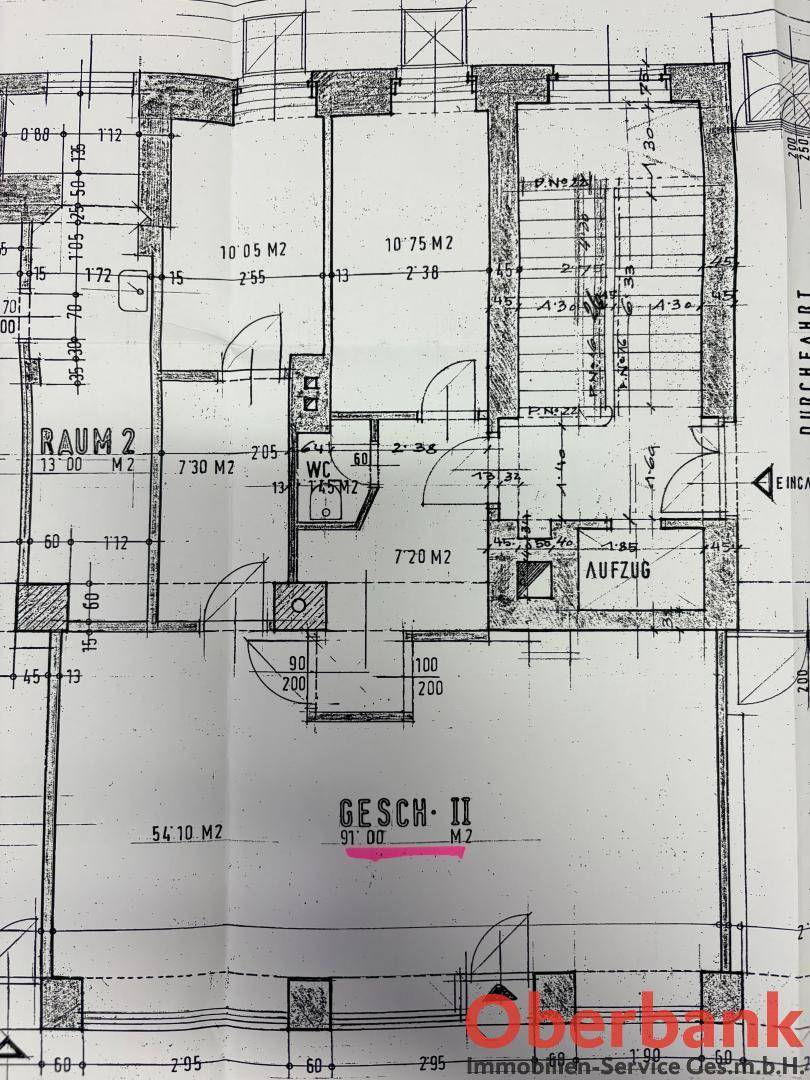 Detaillierter Grundriss mit Raumaufteilung, Treppenhaus und Aufzug, inklusive Flächenangaben.