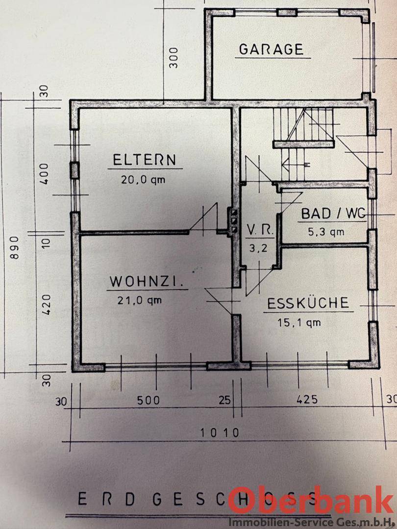 Grundriss des Erdgeschosses mit Wohnzimmer, Essküche, Bad und Garage.