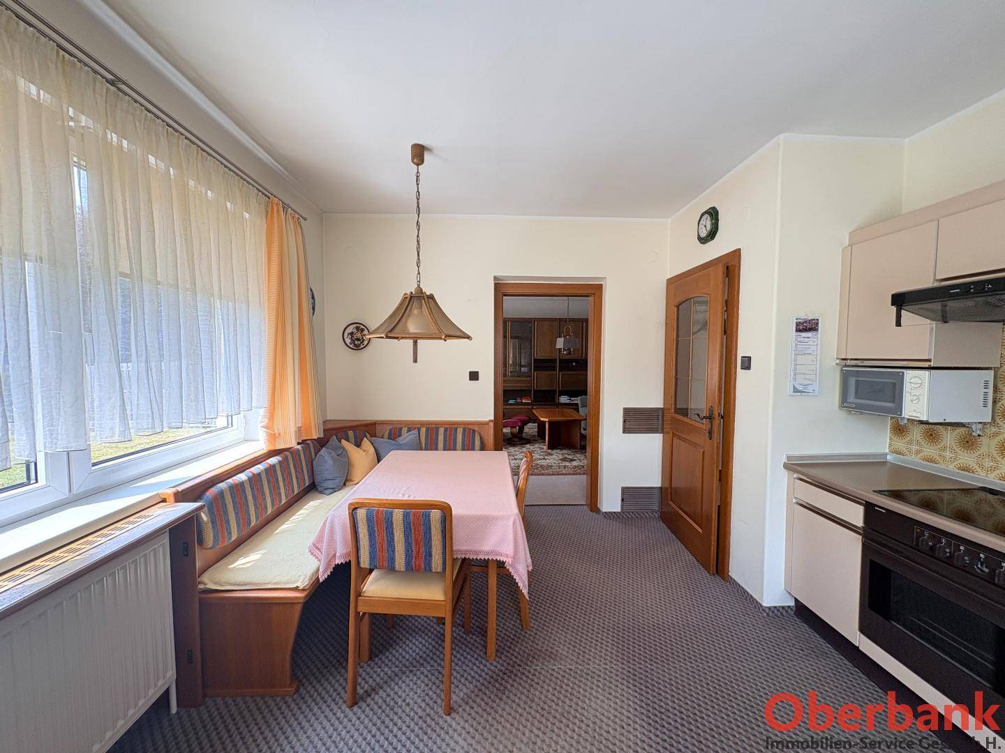 Gemütliche Küche im traditionellen Stil mit Essbereich und Blick nach draußen durch das Fenster.