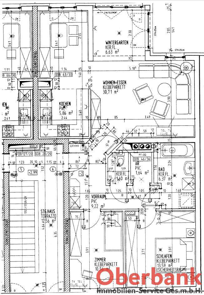 Detaillierter Grundriss der Wohnung mit Wohn-Essbereich, Wintergarten, Küche und Schlafzimmern.