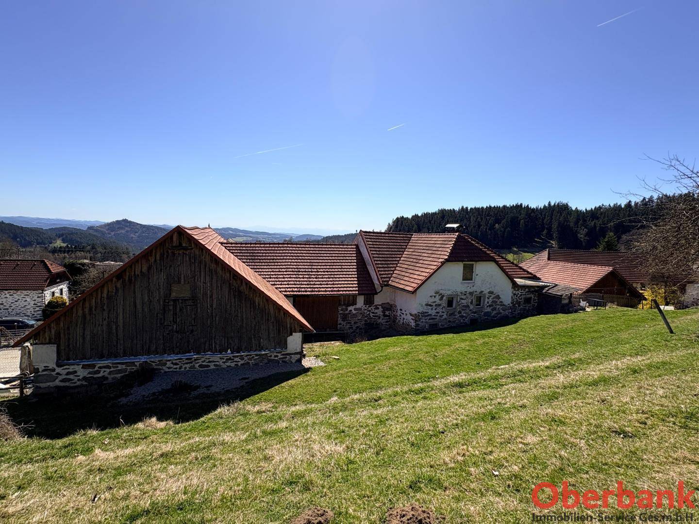 Malerisches Anwesen in hügeliger Landschaft mit weitem Blick über die ländliche Umgebung.