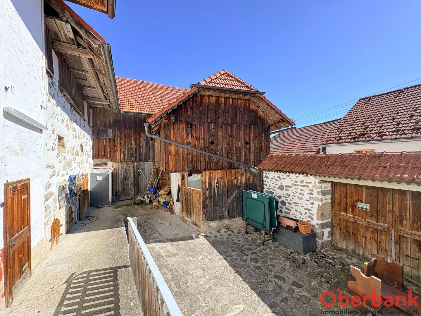 Enger Durchgang zwischen den historischen Gebäuden mit rustikalem Charme und Steinfliesenboden.