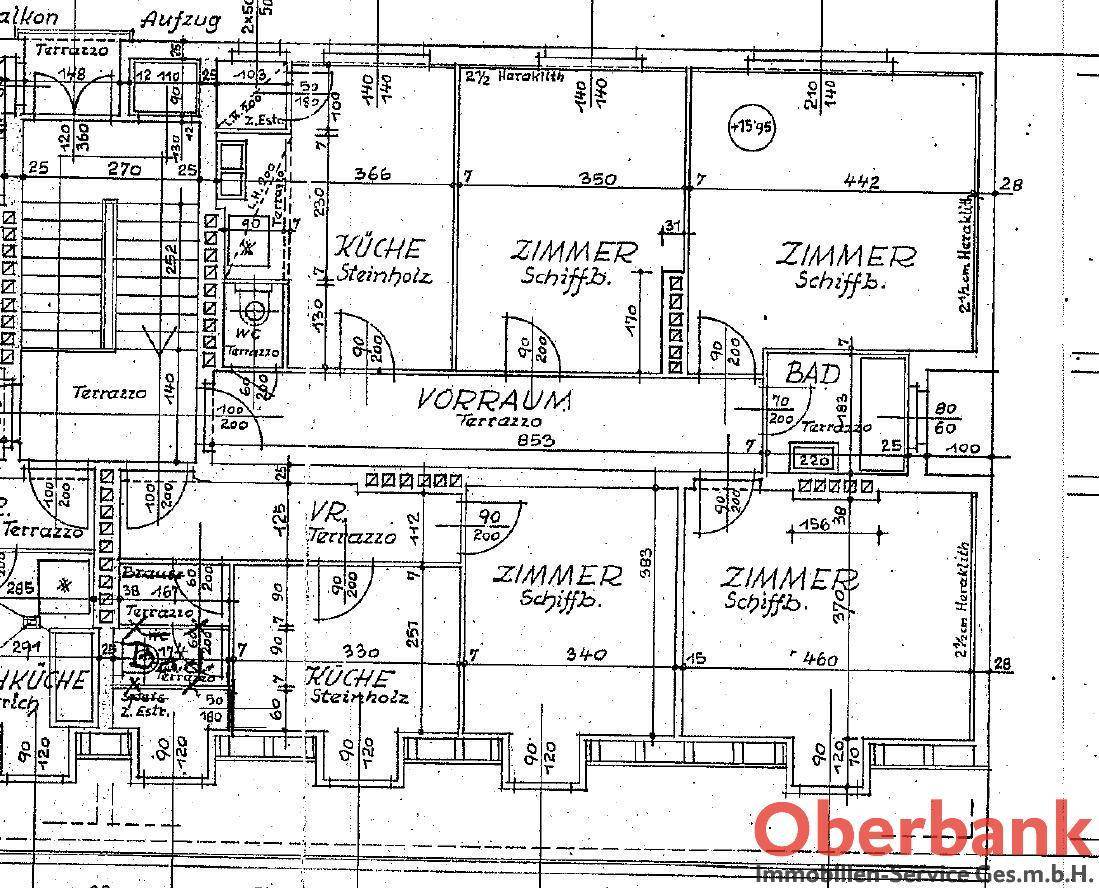 Grundriss einer Wohnung mit mehreren Zimmern, Küche, Bad und Zugang zu Balkon und Terrasse.