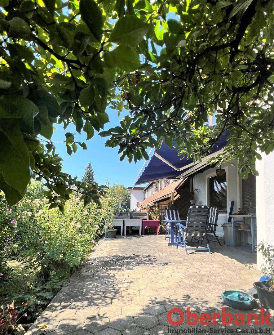 Sonniger Terrassenbereich mit viel Platz für Gartenmöbel und Blick ins Grüne.
