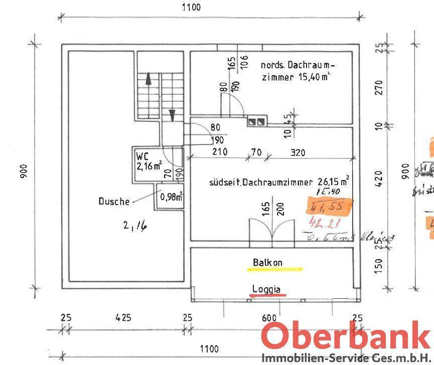 Grundriss des Dachgeschosses mit zwei Schlafzimmern, Bad und Balkon/Loggia.