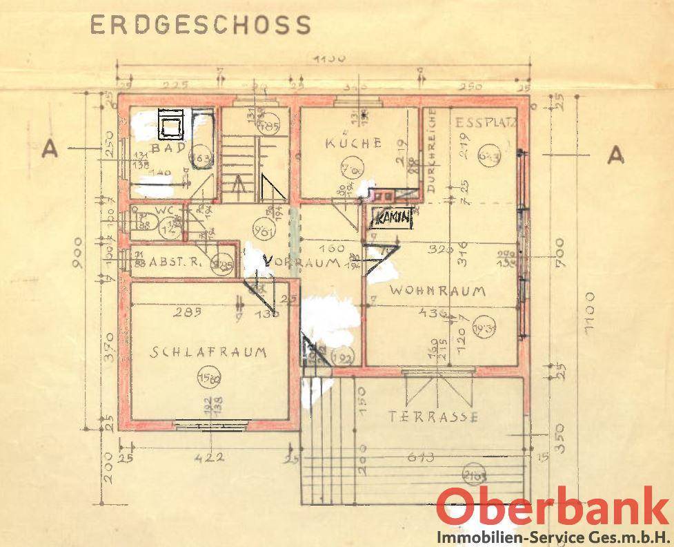 Grundriss des Erdgeschosses mit Wohnraum, Küche, Schlafzimmer und Terrasse.