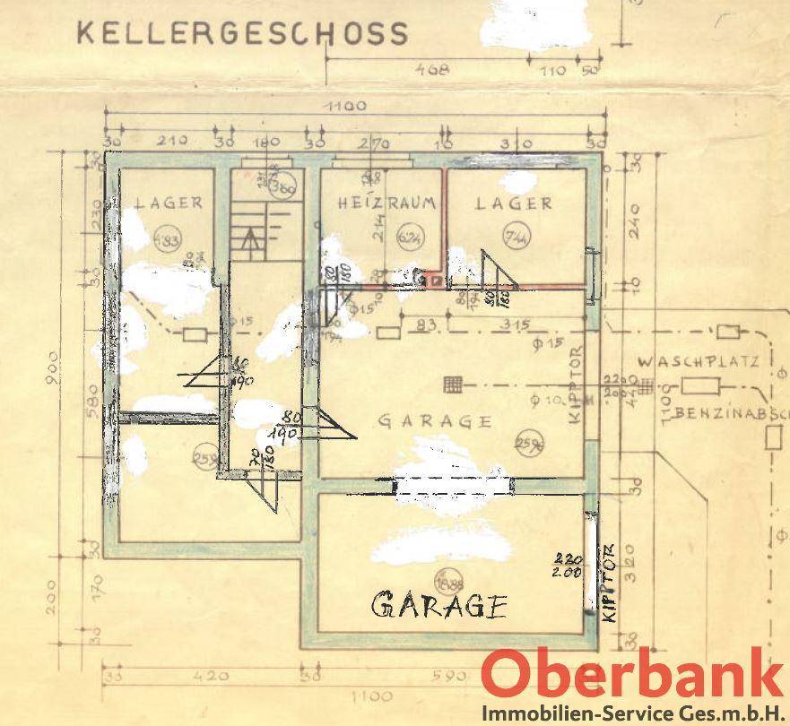 Grundriss des Kellergeschosses mit Garage, Heizraum und Lagerräumen.
