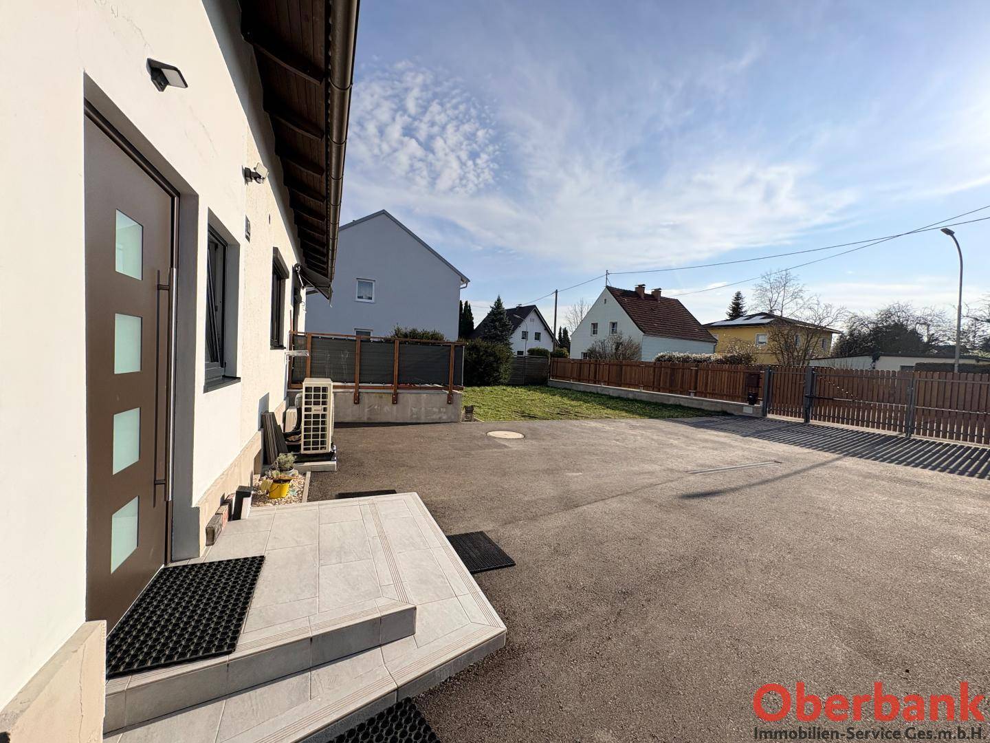 Eingangsbereich des Hauses mit gefliestem Podest, großem Vorplatz und Blick auf die Umgebung.
