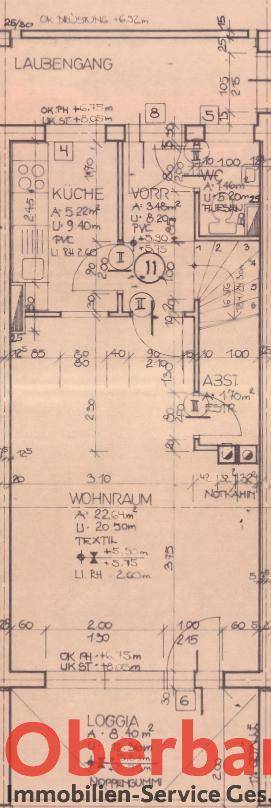 Grundriss der unteren Ebene mit Küche, Wohnraum, Loggia und separatem WC.