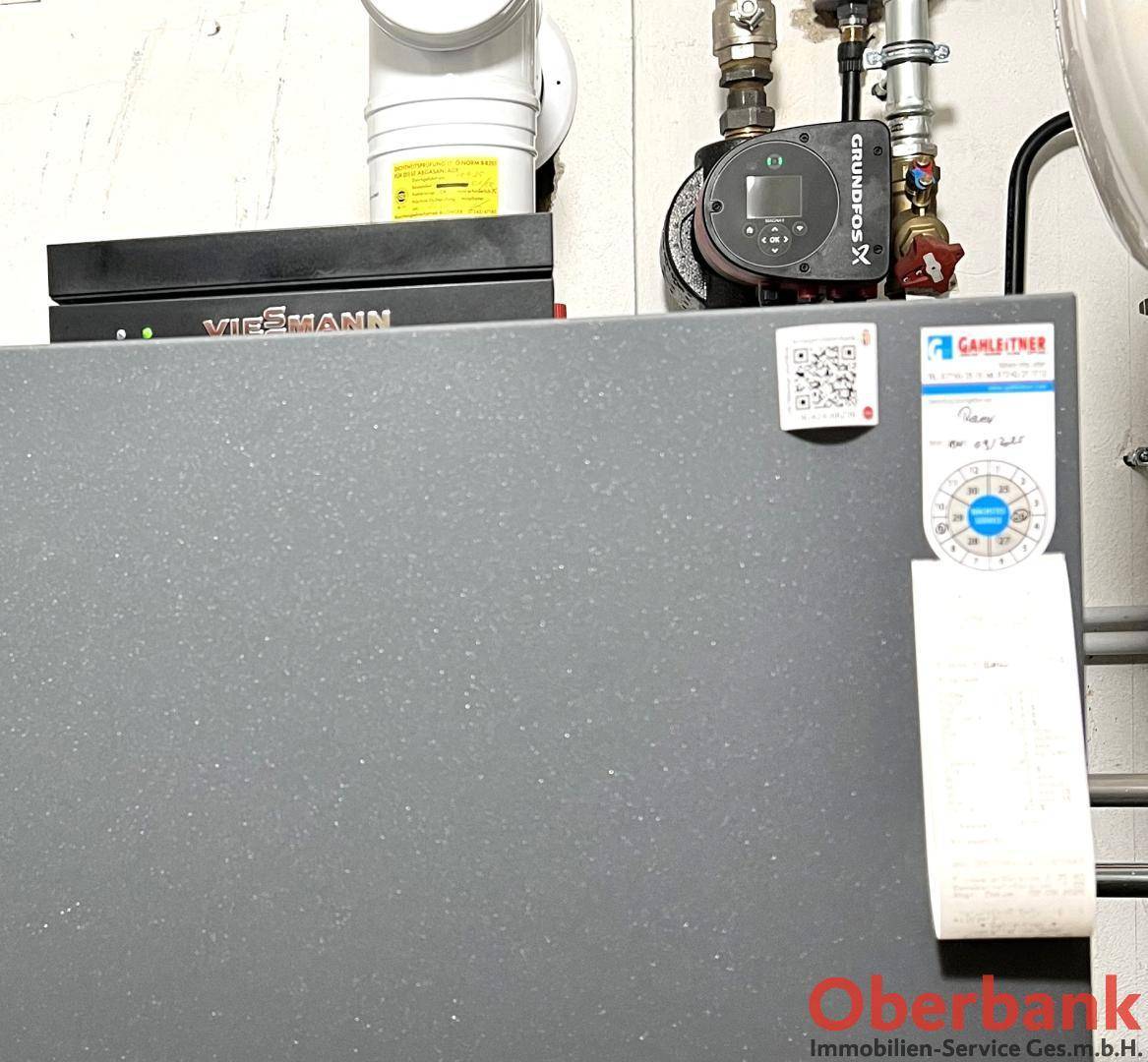 Heizungsanlage mit Viessmann-Kessel und Grundfos-Pumpe im Technikraum des Gebäudes.