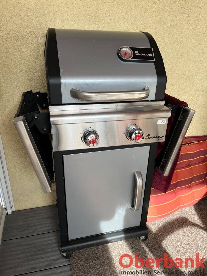 Moderner Gasgrill auf der Terrasse, bereit für gemütliche Grillabende im Freien.