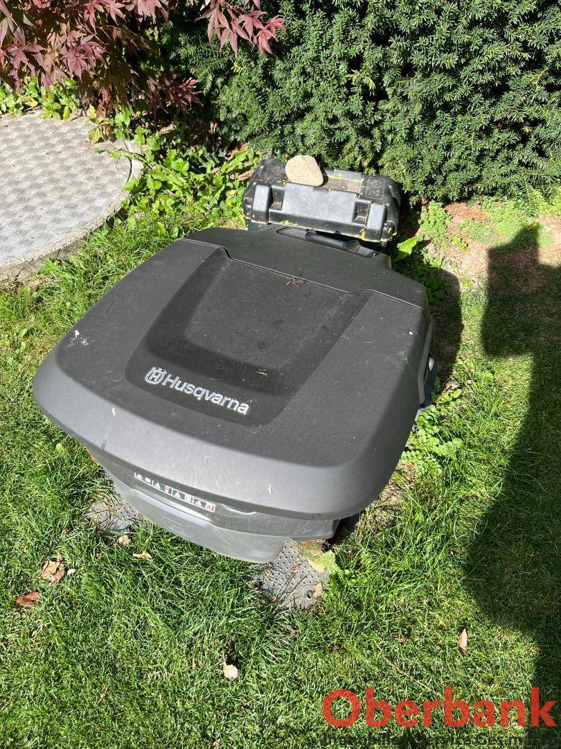 Robotermäher auf dem Rasen, sorgt automatisch für einen gepflegten Garten.