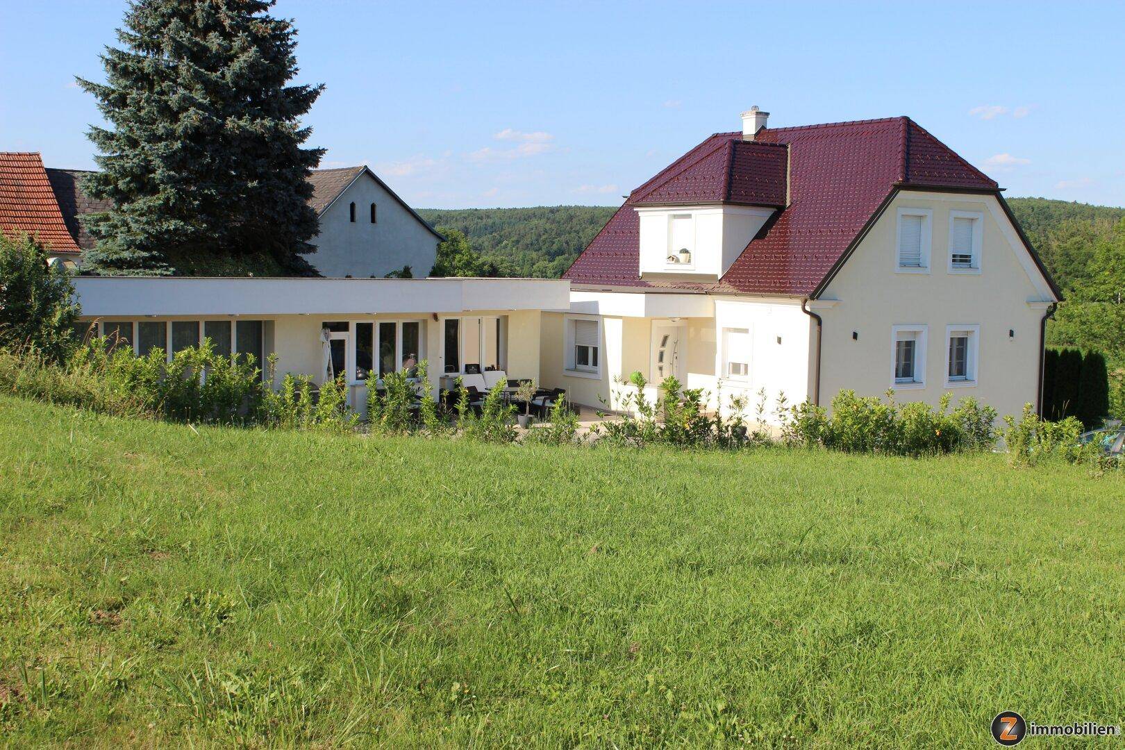 Einfamilienhaus in ländlicher Umgebung mit großem Garten und weitem Blick.