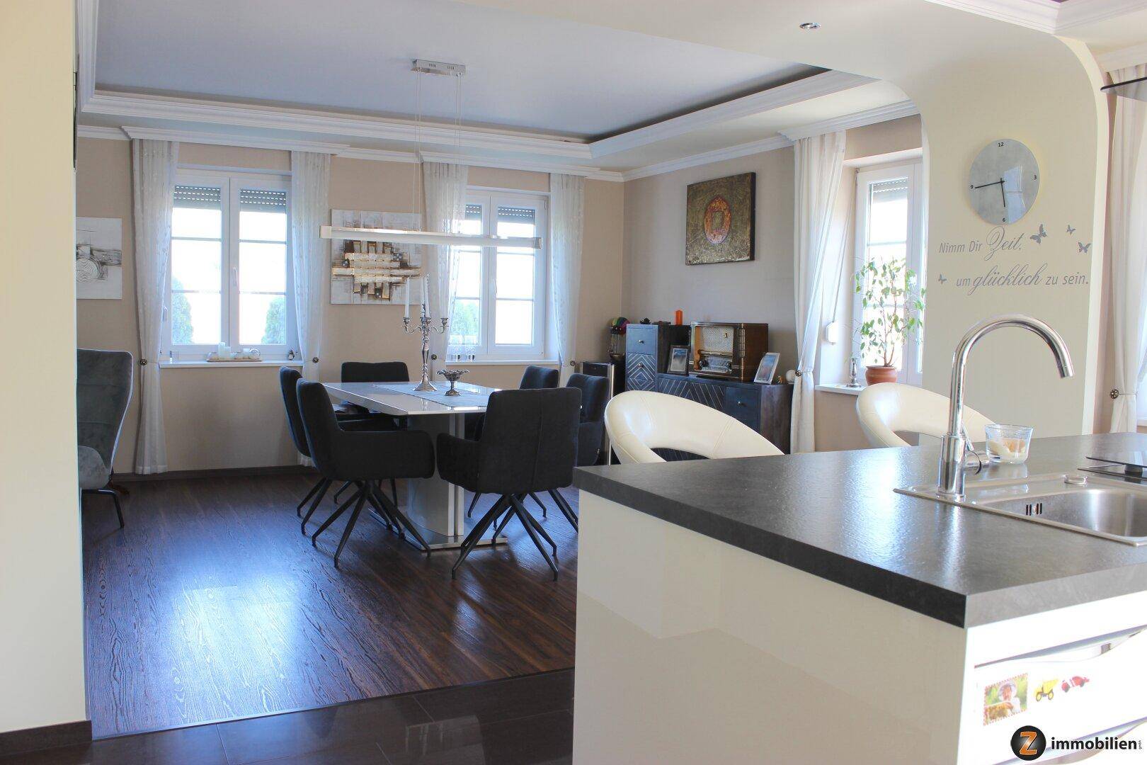 Neuwertiges Wohnhaus mit angeschlossenem Bürogebäude und Garage - Ansicht 5