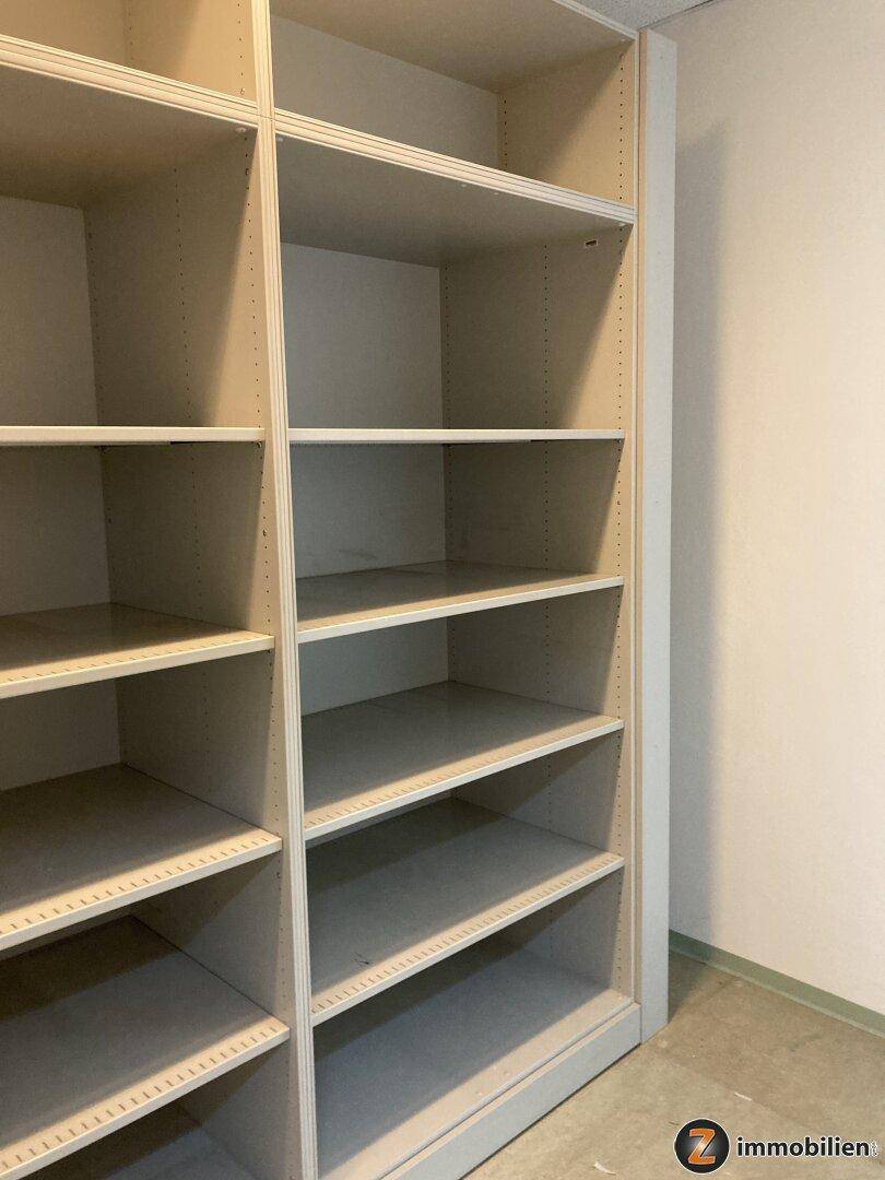 Geräumiges Regal mit vielen Fächern, ideal zur Aufbewahrung von Akten und Büromaterial.