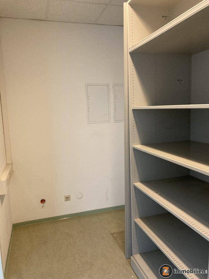 Kleiner Abstellraum oder Nische mit Regalen und Steckdosen, ideal für zusätzlichen Stauraum.
