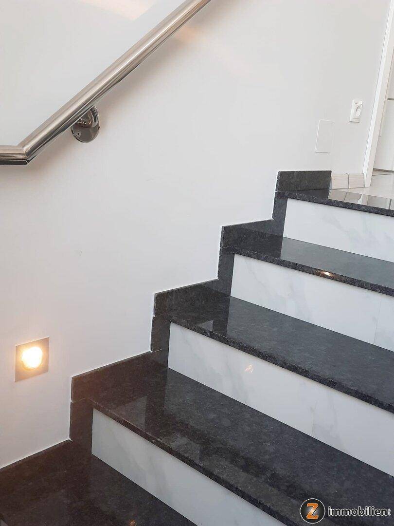 Detailansicht der modernen Treppenstufen aus Granit mit integrierter Beleuchtung.