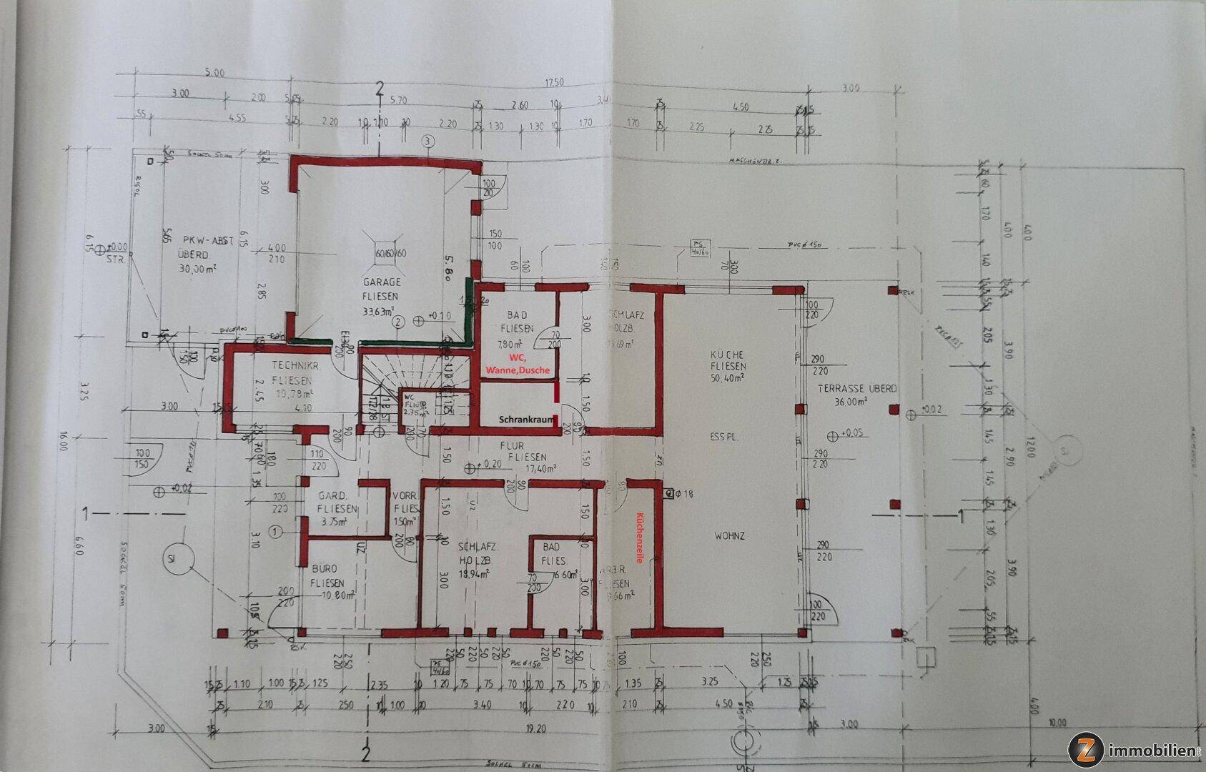 Grundriss des Erdgeschosses mit Garage, Küche, Esszimmer und Wohnbereich.