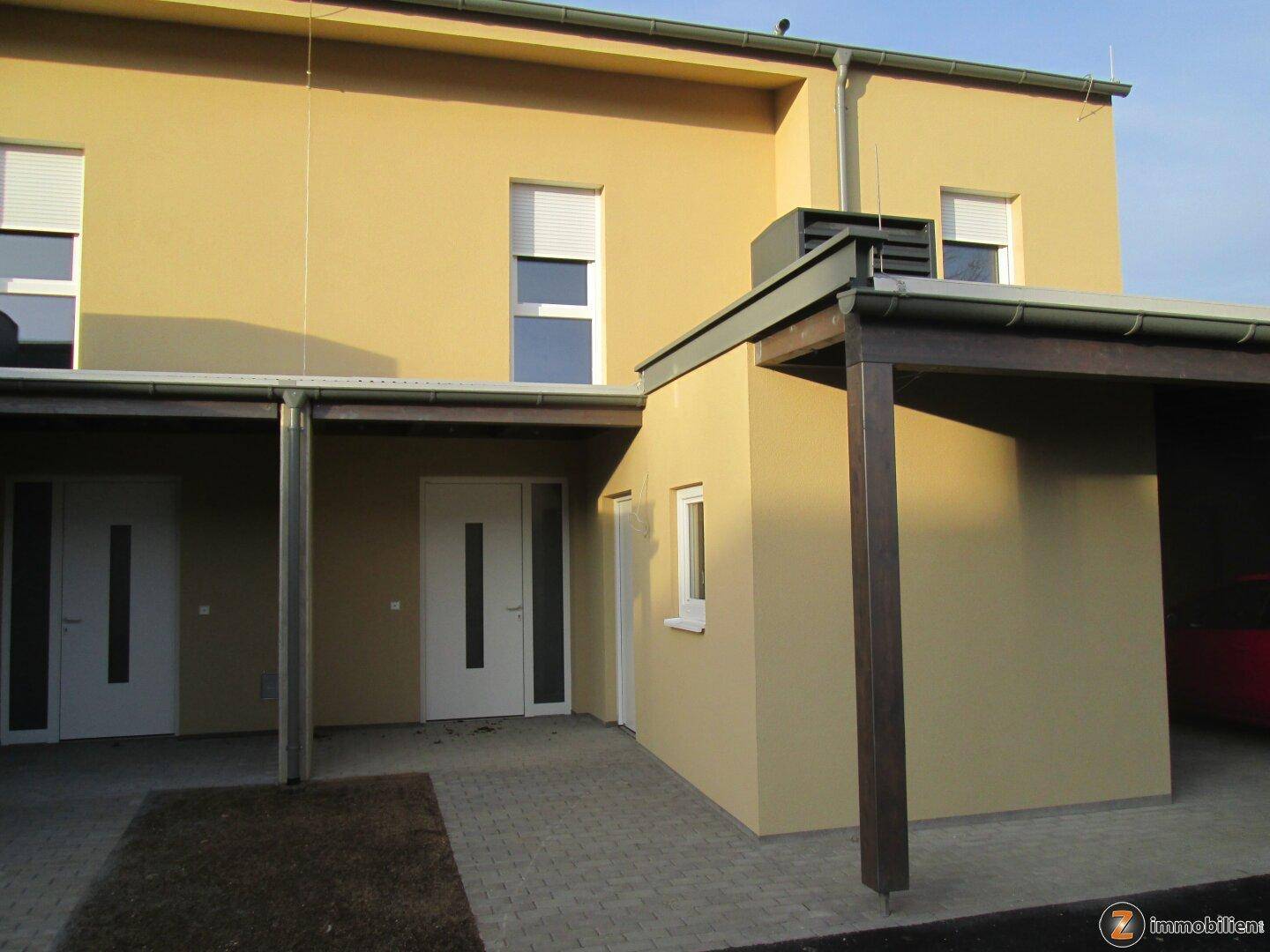 Grundriss des Obergeschosses mit Schlafzimmern und Badezimmern sowie Balkonzugang.