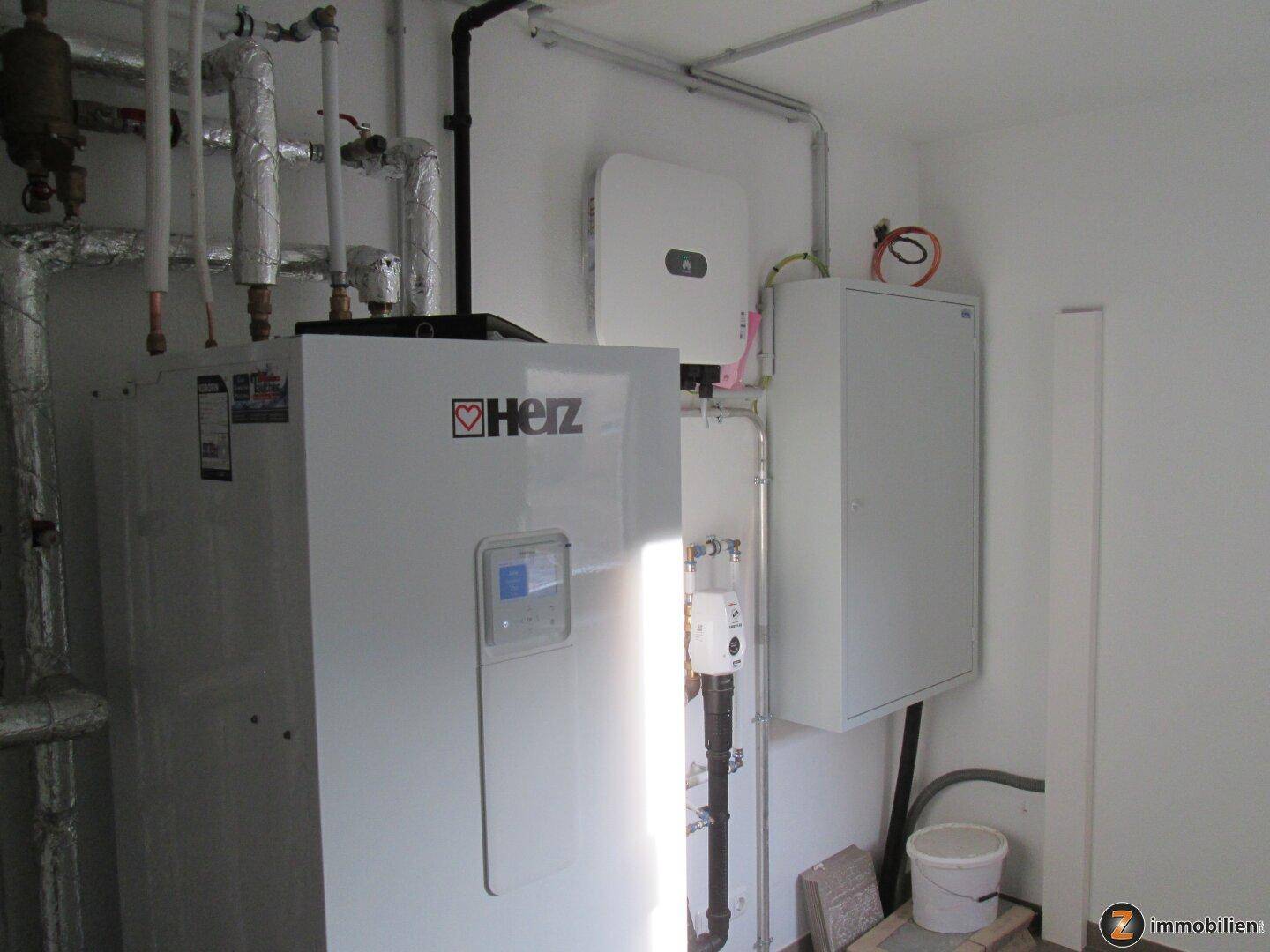 Technikraum mit moderner Heizungsanlage und Fliesenboden.