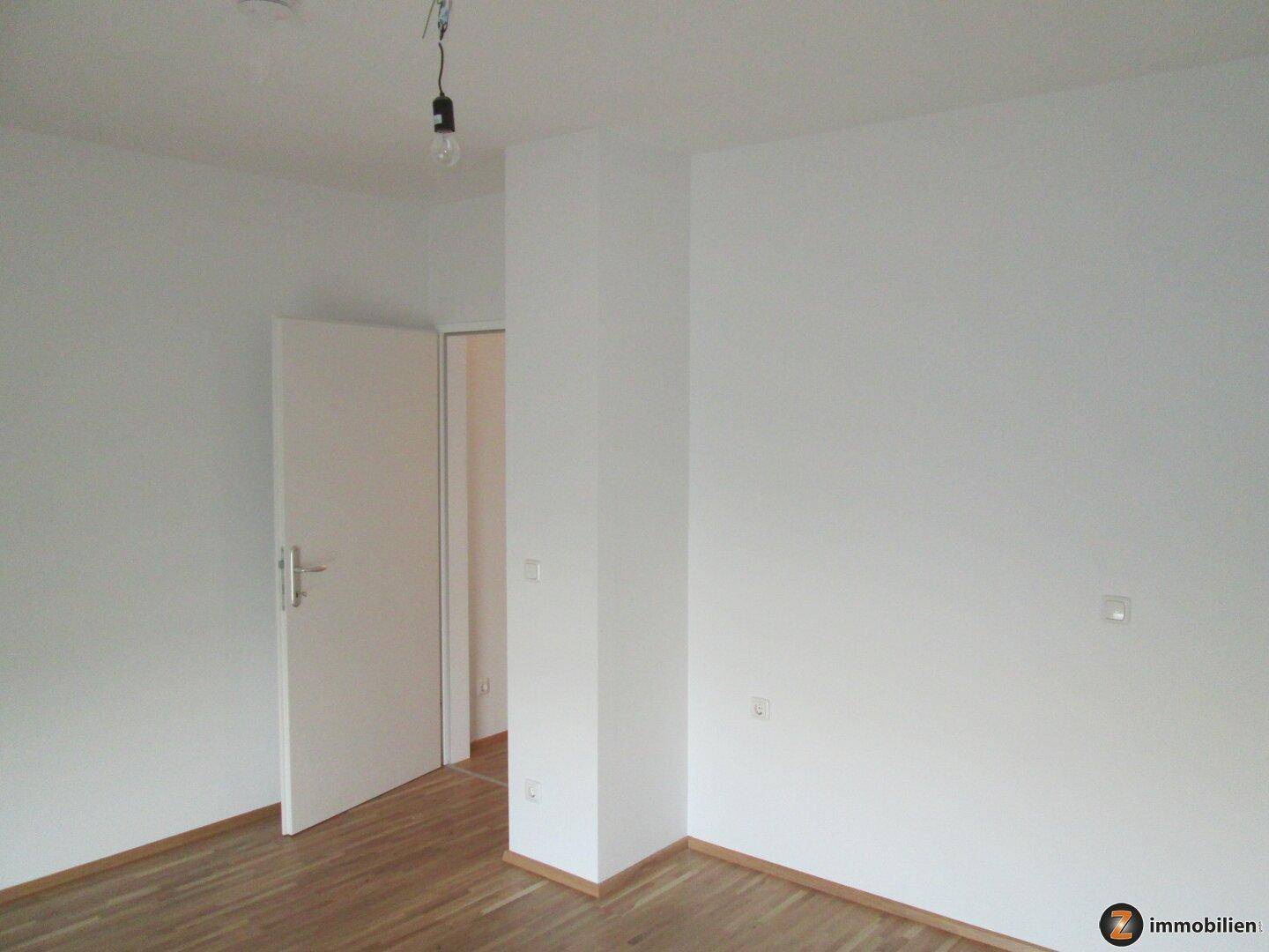 Hauswirtschaftsraum mit Waschbecken, sichtbaren Rohren und Feuerlöscher.