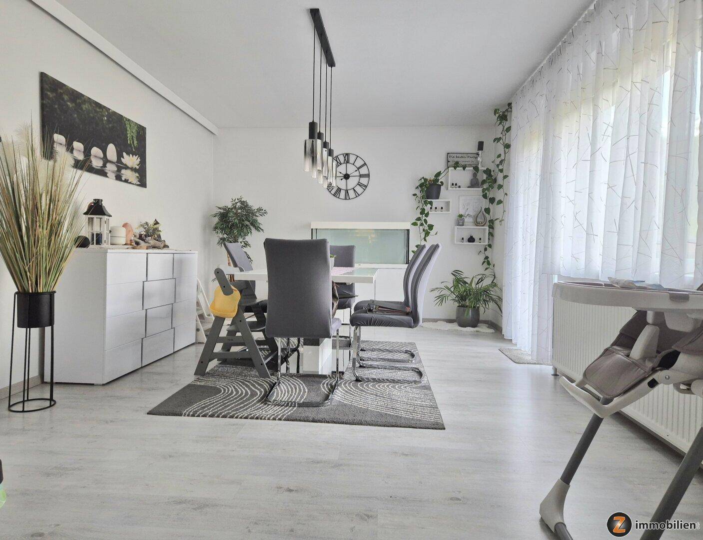 Blick ins Esszimmer mit Balkon