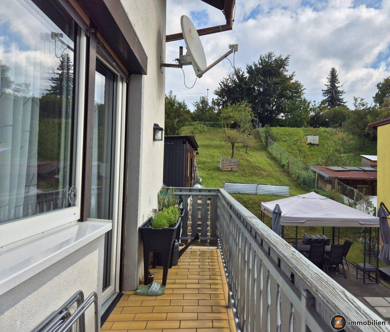 Balkon beim Esszimmer mit Blick in den Garten
