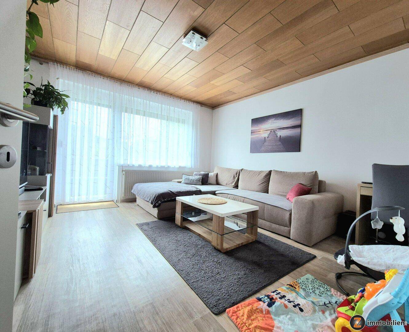 Wohnzimmer mit Balkon