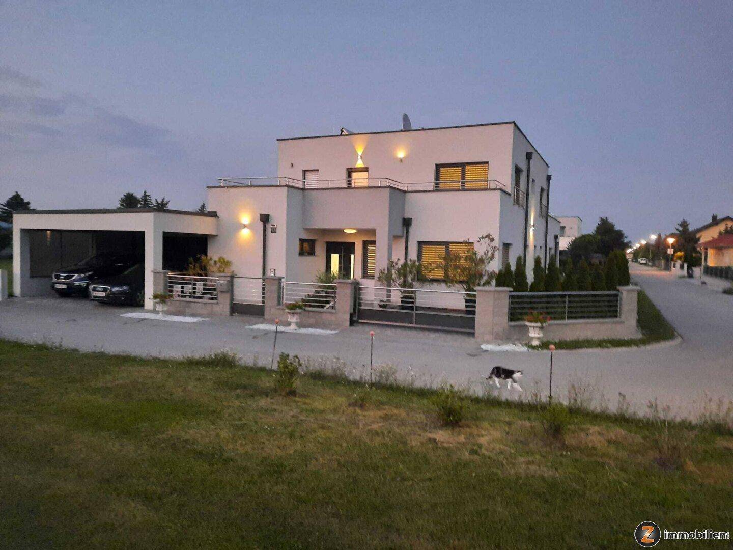 Großzügiges Einfamilienhaus mit Doppelgarage, gepflegtem Vorgarten und moderner Architektur.