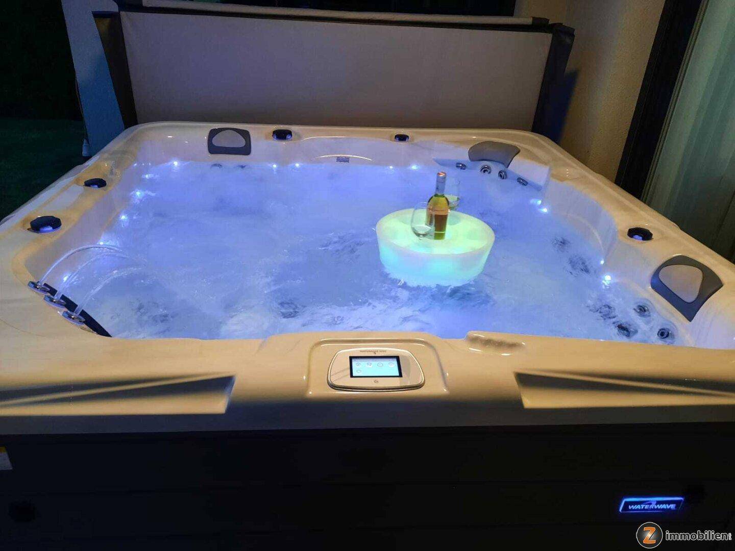 Beleuchteter Whirlpool auf der Terrasse, perfekt für entspannende Abende unter freiem Himmel.