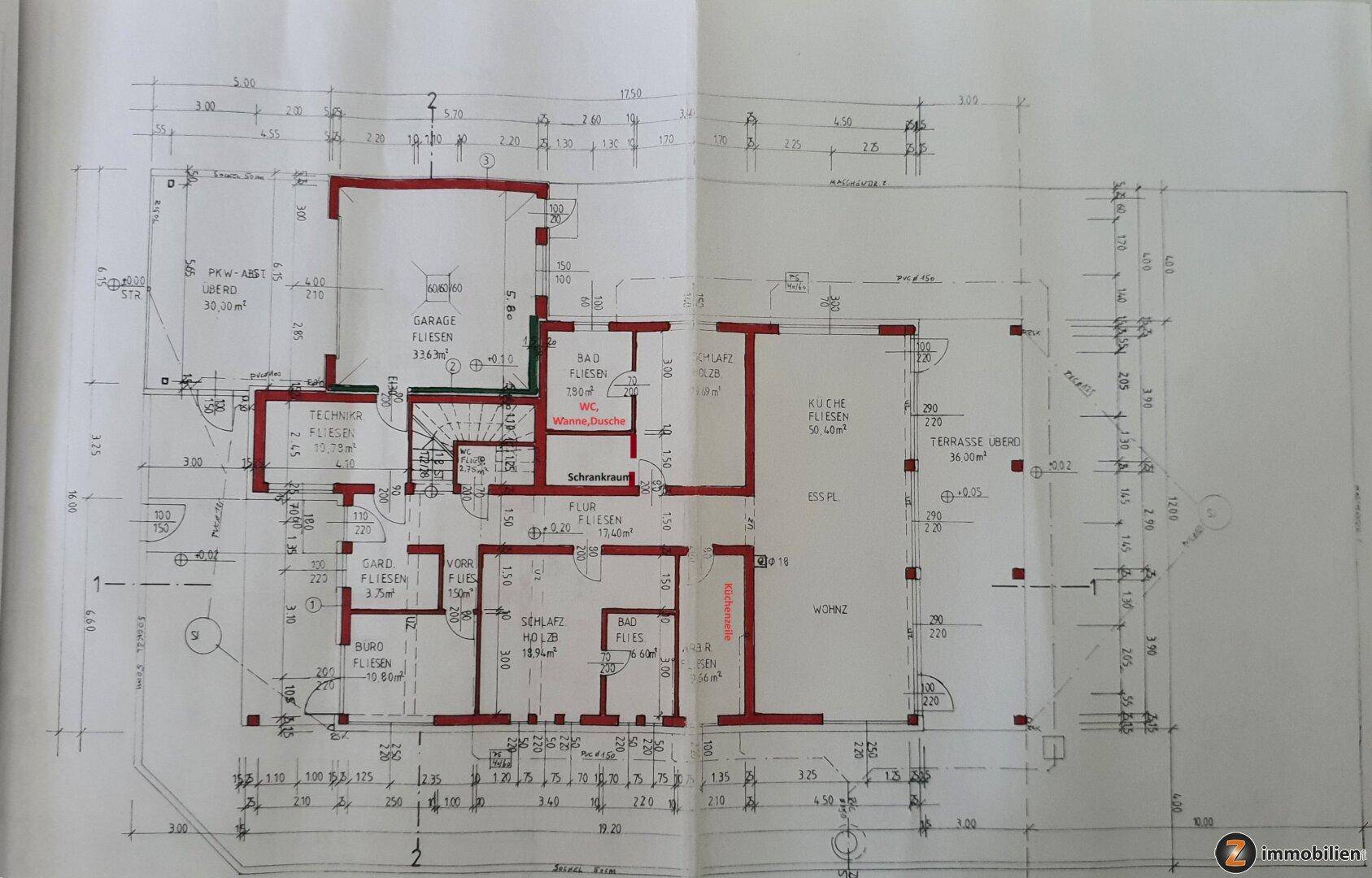Grundriss des Erdgeschosses mit Garage, Büro, Bad und offenem Wohn-Essbereich.