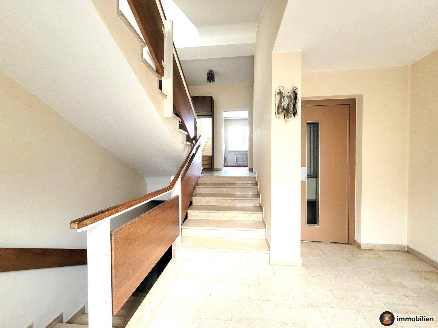 Großzügiges Wohnhaus mit Lift und viel Potential - Ansicht 5