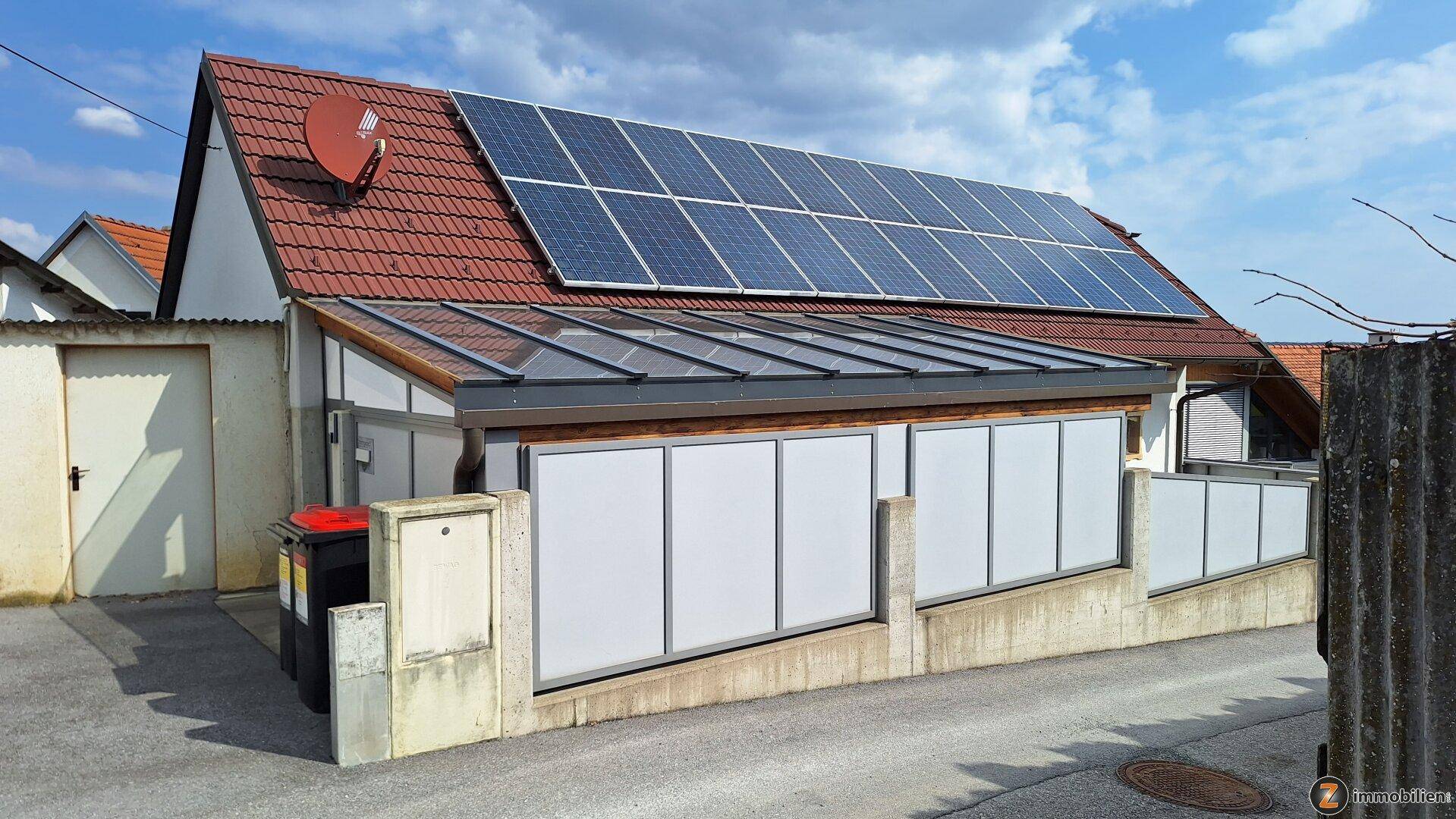 Rückansicht des Hauses mit großflächiger Photovoltaikanlage auf dem Ziegeldach.
