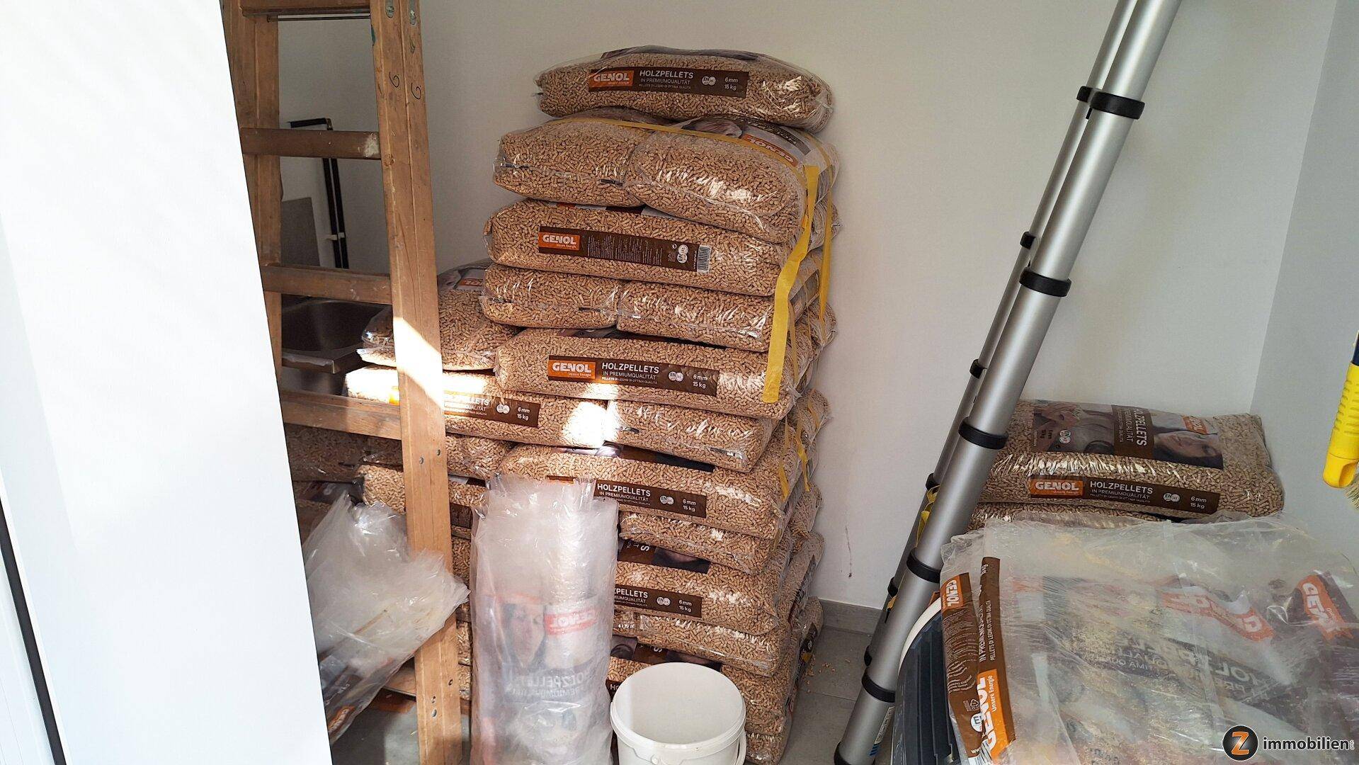 Stapel von Holzpelletsäcken in einem Lagerraum, bereit für die Heizung des Hauses.