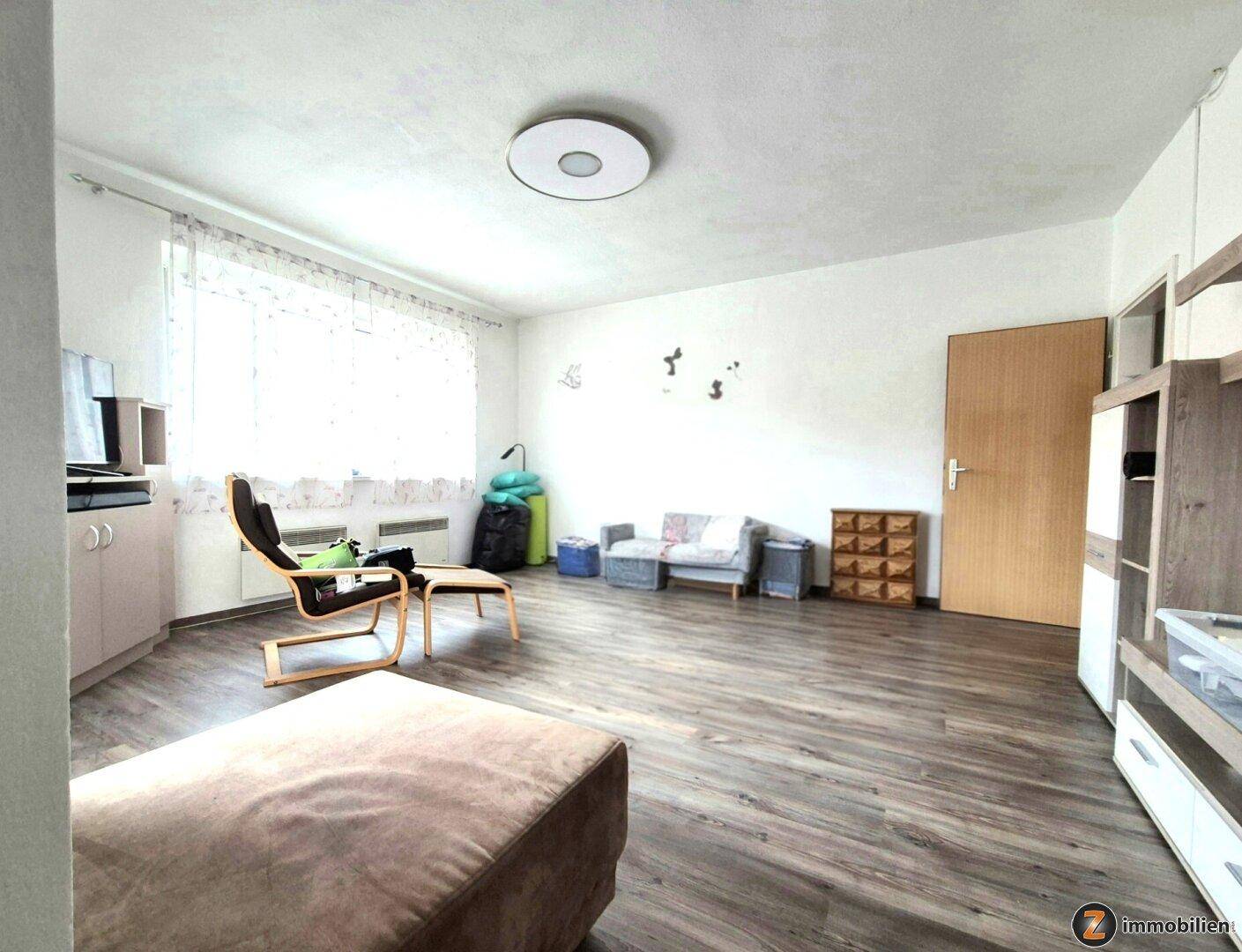 Helles Wohnzimmer mit modernem Laminatboden und viel Platz für individuelle Gestaltung.