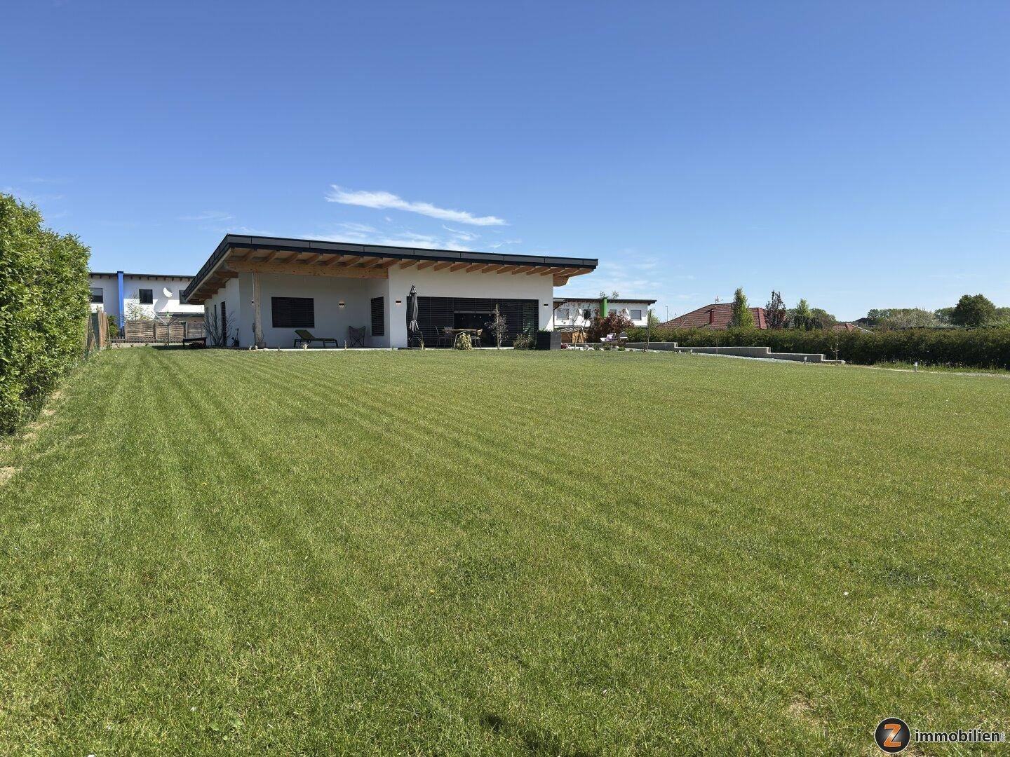 Großer, gepflegter Rasenbereich des Gartens mit Blick auf das Haus.