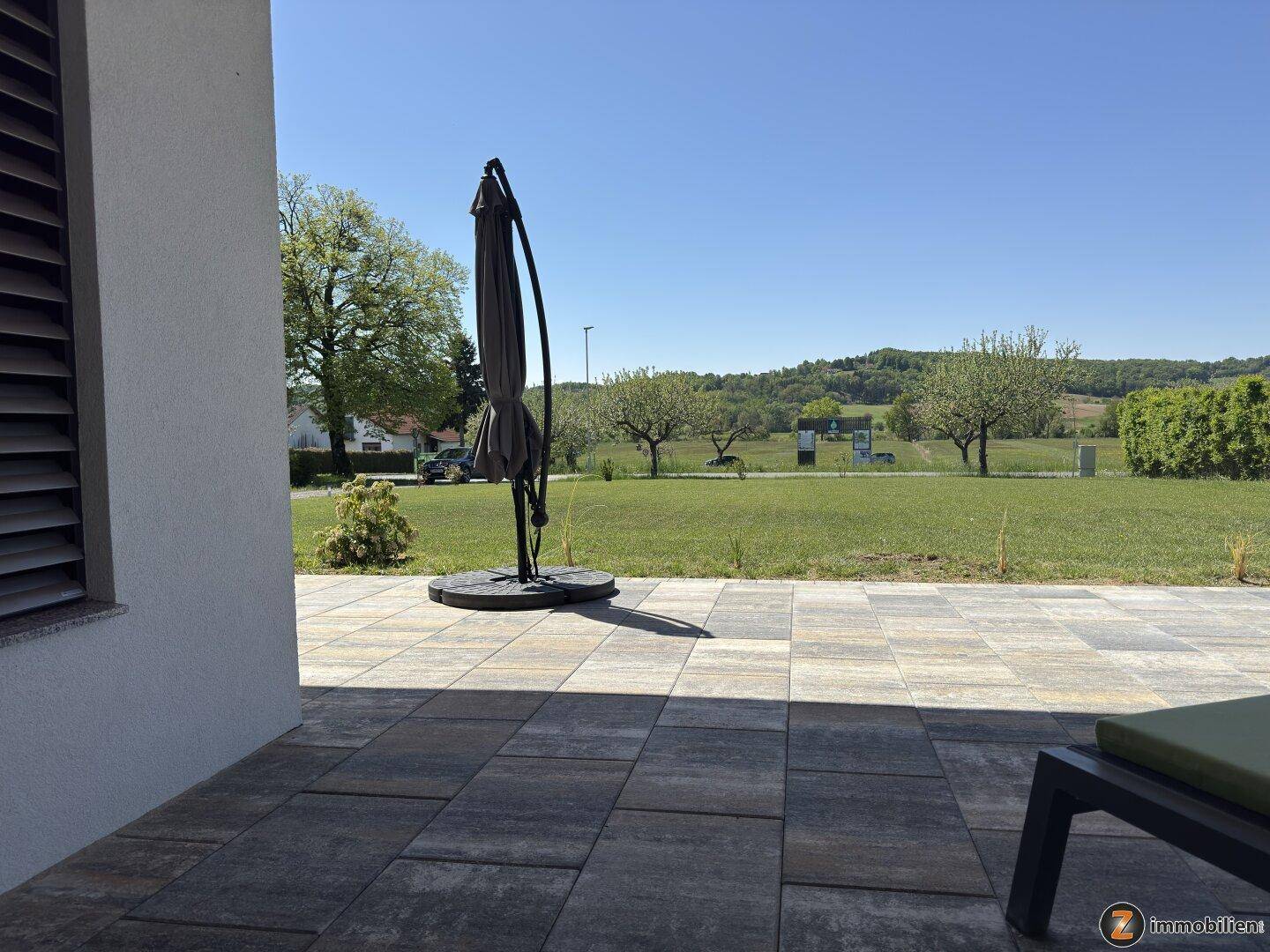 Weitläufiger Blick von der Terrasse auf die umliegende grüne Landschaft.