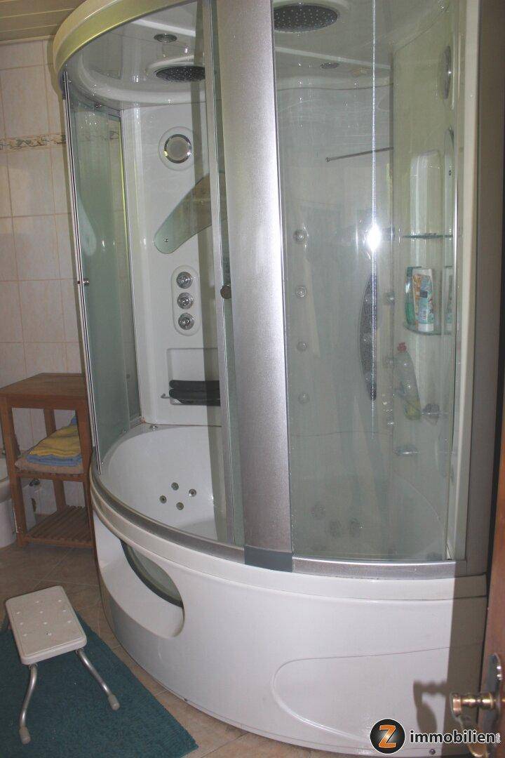 Detaillierte Ansicht einer modernen Duschkabine mit integriertem Whirlpool.