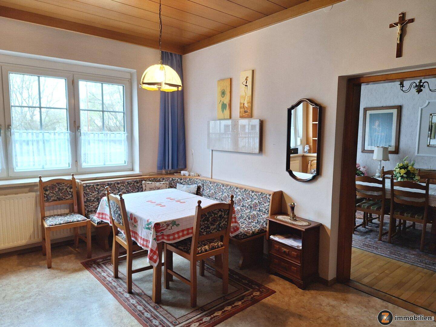 Helle Essecke mit Eckbank, Holztisch und Fenster, ideal für gemeinsame Mahlzeiten.