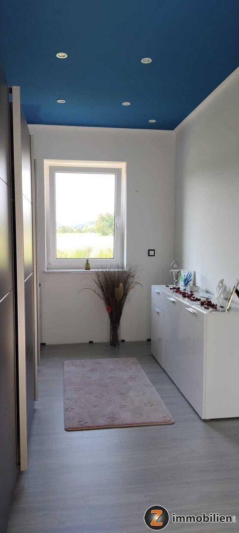 Flur mit Einbauschränken, Fenster und Blick auf die umliegende Landschaft.
