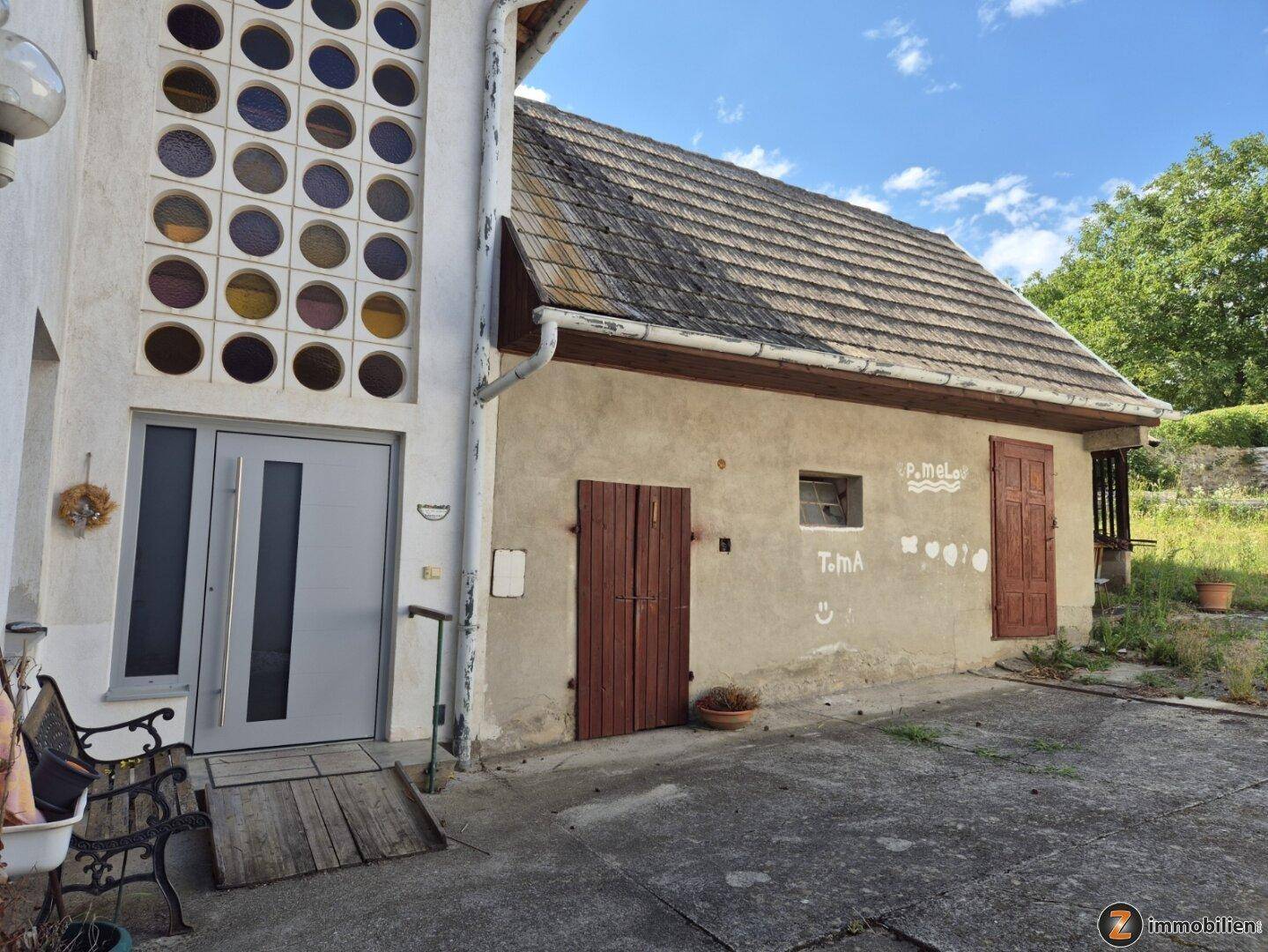 Seitlicher Eingangsbereich des Hauses mit Rampe für barrierefreien Zugang.