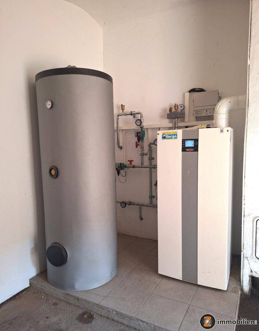 Hauswirtschaftsraum mit Warmwasserspeicher und Heizungsanlage für die Gebäudetechnik.