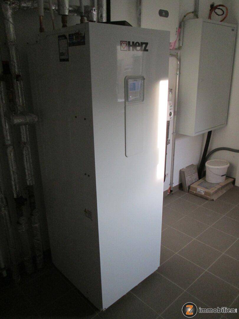 Technikraum mit moderner Heizungsanlage und Fliesenboden.
